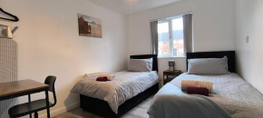 4 beds spacious Apartment, with Parking & WIFI, CHAFFORD HUNDRED, near station & shopping, long stays!